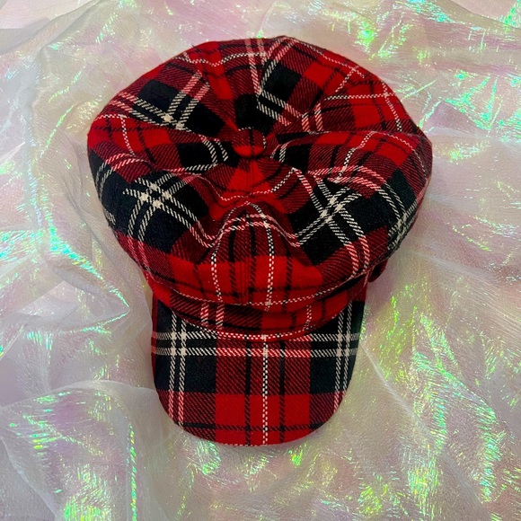 Like New: Multi Color Designer Newsboy / Apple Cap - Picture 1 of 2